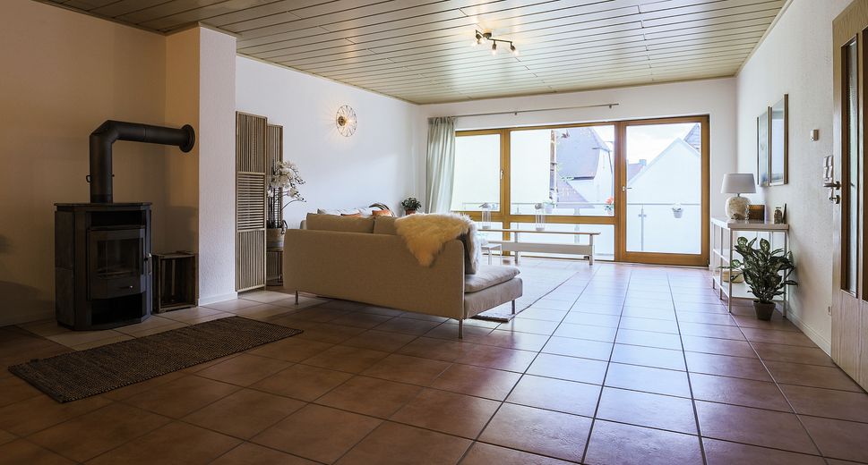 Casa unifamiliare ristrutturata con 2 garage enormi e innumerevoli possibilità di sviluppo – Foto 3