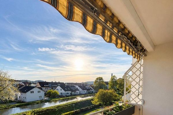 Balkonlu ve ankastre mutfaklı, aydınlık ve bakımlı 3 odalı bir daire.
