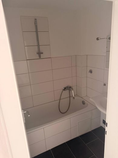 Stuttgart-Büsnau’nun en iyi konumunda çok yönlü çok aileli ev! Hemen taşınmaya hazır ve komisyonsuz! – EG - Bad
