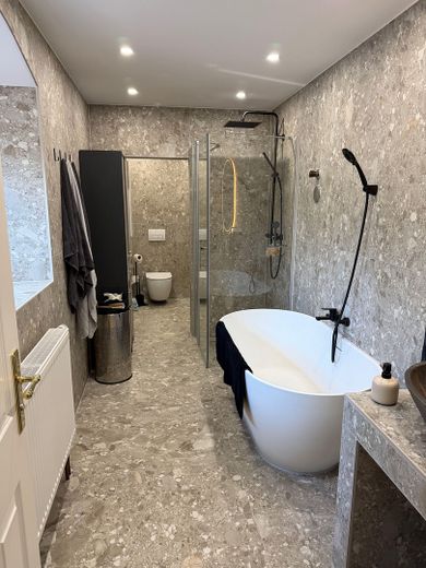 CHARMANTE & NEU RENOVIERTE WOHNUNG IN ALTEM KLOSTER // Kempten – Badezimmer