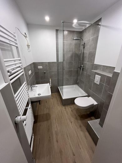Monolocale moderno completamente ristrutturato con balcone – 02 Bad