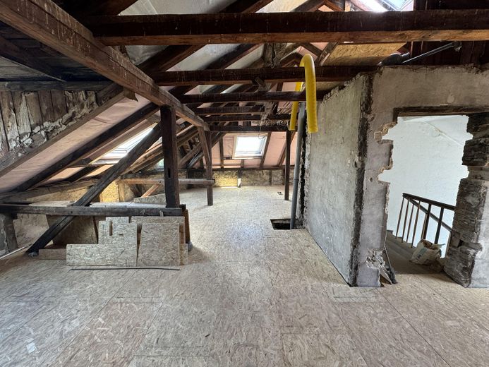 Immeuble commercial complet avec 10 chambres rénovées, un rez-de-chaussée à usage flexible et un potentiel d’aménagement dans les combles – 1. und 2. OG - Zimmer 