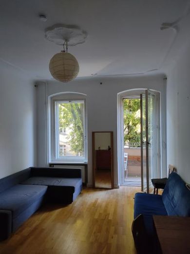 Wohnzimmer mit Balkon