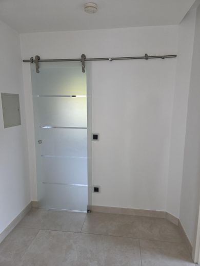 Glas-Schiebetür zur Küche