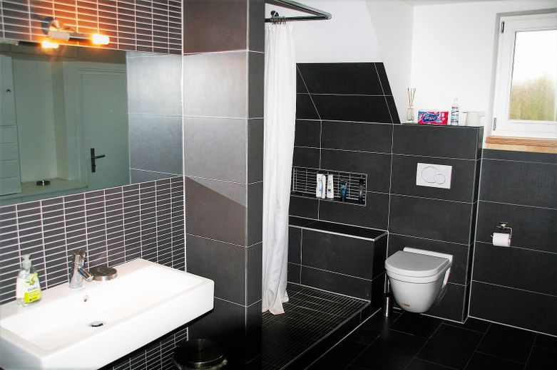 Bad mit Waschbecken und Dusche