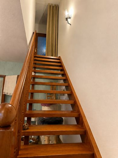 विशाल 4-कमरों वाला मैज़ोनेट अपार्टमेंट – Treppe zur Maisonette
