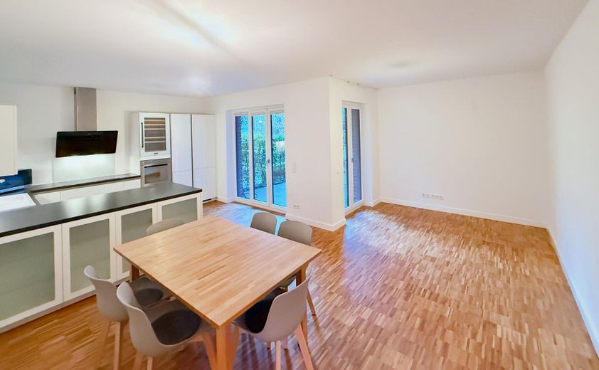 Freshly renovated in Othmarschen: 4 rooms, each with a garden door – commission-free – Wohnbereich zum Westgarten