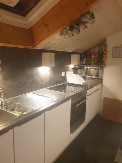 Küche mit großem Dachfenster 