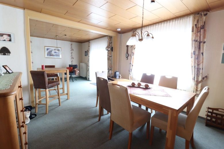 Gepflegtes Einfamilienhaus mit Anbau, perfekt für die große Familie – Wohn-Esszimmer