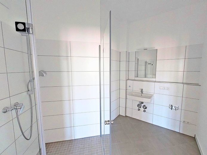 HOGAR DE ENSUEÑO EN PRIMERA OCUPACIÓN: Luminoso piso de 3 habitaciones con COCINA AMUEBLADA – Ansicht I: Bad