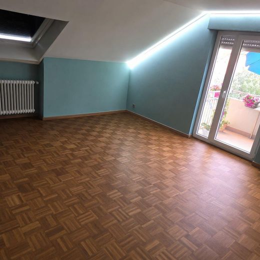 2 Zimmer Dachgeschoßwohnung mit Weitblick – Wohnzimmer mit Balkon, KI 