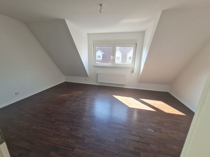 Schöne und helle 2 Zimmer Dachgeschosswohnung ab dem 01.09.26 – Zimmer 1