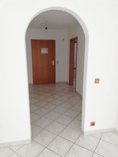 Gepflegte 5-Zimmer-Wohnung zum Verkauf – Blick Wohnbereich zu Whg-Tür