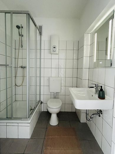 Attraktive, lichtdurchflutete 2,5-Zimmer-Wohnung mit Balkon – Bad