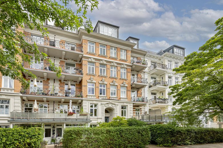 Bezugsfertiger Altbau mit Süd-West-Balkon,  Weitblick & Jugendstil-Charme – Foto 1
