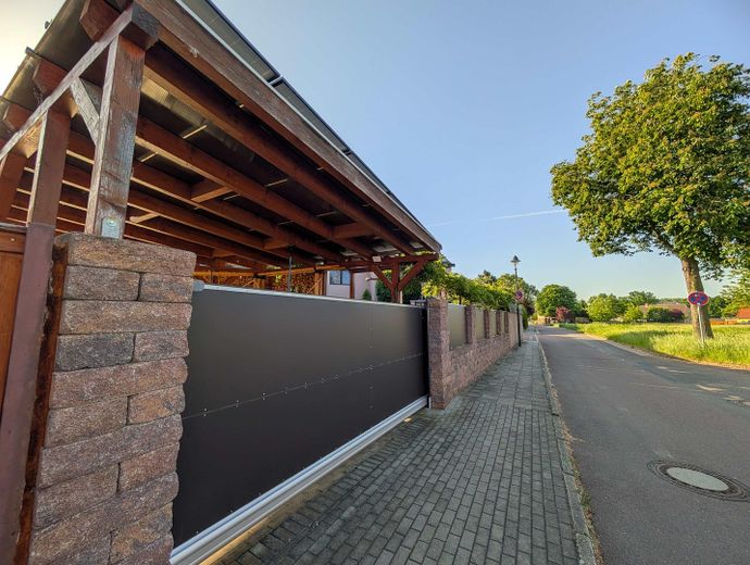 Wohnparadies Mehrgeneration Solar PV/Thermie, 80kWh Speicher, 2 Carport, Pool, WoMo-Platz – Carport WoMo Einfahrt