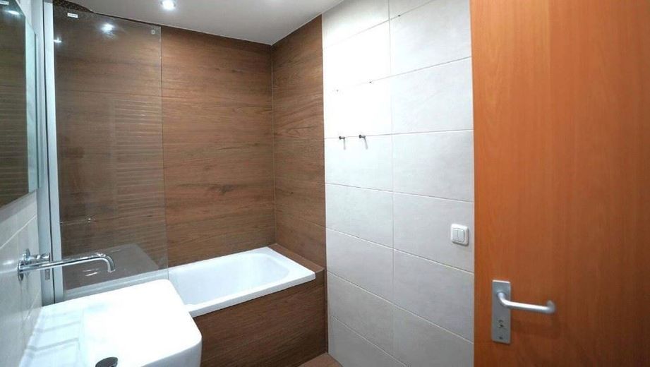 Zweitbezug! Große 3-Zimmer mit Tiefgarage, EBK, Balkon und Wanne am See! – Bad