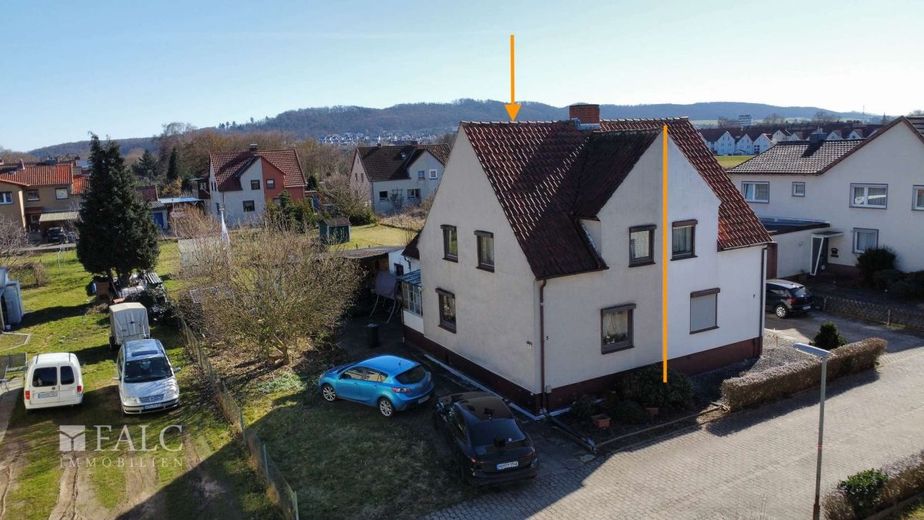 RESERVIERT***Kleine Doppelhaushälfte mit großem Grundstück und Entwicklungspotenzial – Titelbild
