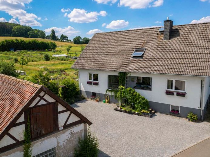 Tanto spazio per la famiglia e la libertà – circa 199 m² di superficie abitabile, 7 locali e un terreno di proprietà – Foto 1
