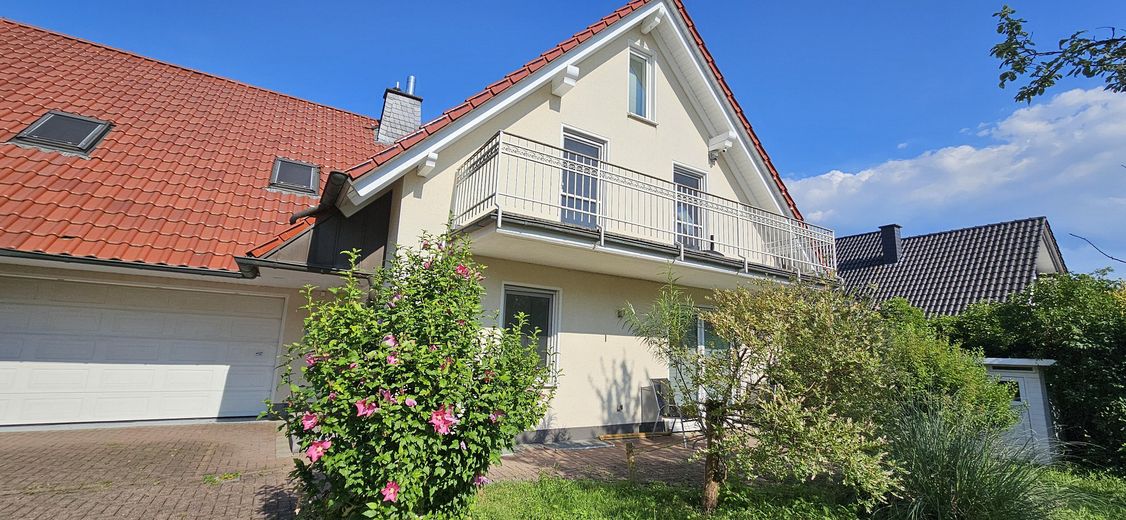 EFH / großer Hausteil mit EBK, Kamin, 2 Terrassen und traumhaftem Garten in direkter Seenähe 🌊 – Vorderansicht 