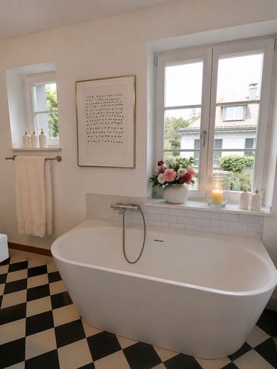 Keine Provision, Südbalkon/Südgarten, energetisch topsanierte Stadtvilla, Villenkolonie Pasing I – Masterbad_Wanne_Obergeschoss