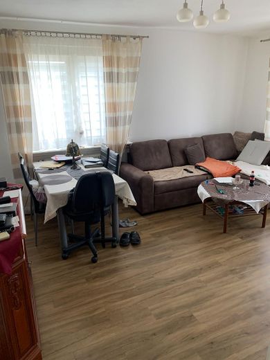Moderno apartamento de 2,5 habitaciones con balcón orientado al oeste – Wohnzimmer