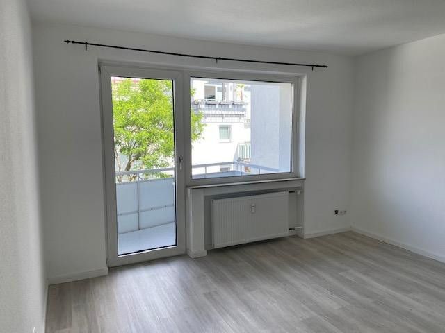 Francoforte Niederrad: Bellissimo appartamento di 2 locali con balcone – Wohnzimmer