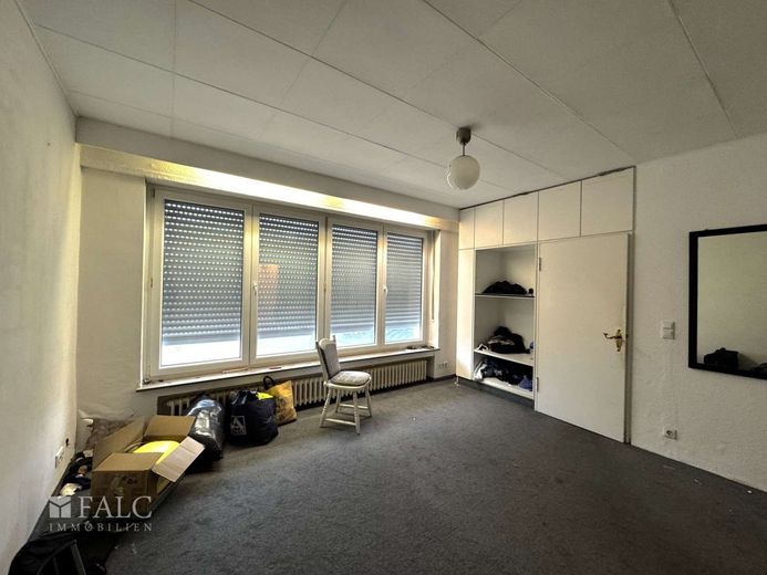 Sanierungsobjekt mit variablen Nutzungsmöglichkeiten – Wohnzimmer