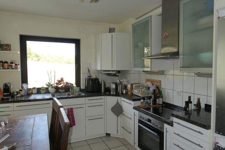 Gran casa adosada con 2 viviendas independientes: vivienda en propiedad de 4-5 habitaciones y vivienda en propiedad de 3 habitaciones, junto al campo – OG: Küche inkl. EBK