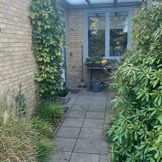 Modernisierter Winkel-Reihenbungalow mit uneinsehbaren Grundstück – Zugang zum Haupteingang