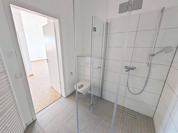 HOGAR DE ENSUEÑO EN PRIMERA OCUPACIÓN: Luminoso piso de 3 habitaciones con COCINA AMUEBLADA – Ansicht II: Bad