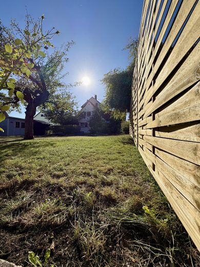 منزل شبه منفصل مُجدّد بحديقة – 100 م² مساحة سكنية، مرآب في تسيرندورف – Garten mit großer Rasenfläche