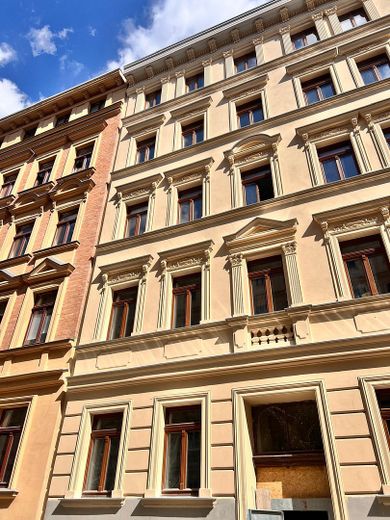 Prima occupazione dopo la ristrutturazione! Moderno monolocale con balcone e cucina componibile nel sud di Halle – Hausansicht