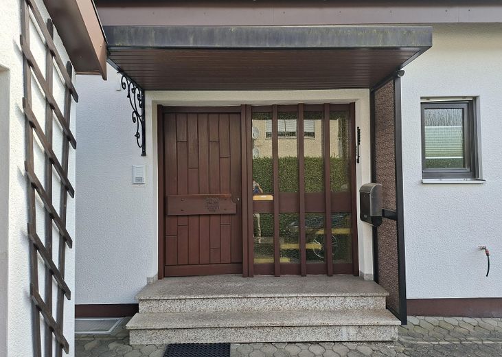 Sehr gepflegtes Zweifamilienwohnhaus in ruhige Wohnlage mit großem, sonnigem Gartengrundstück – Eingangsbereich