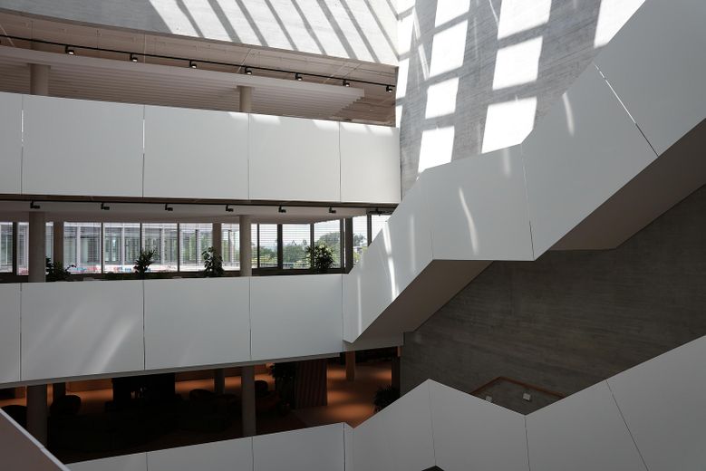 Moderne groß- und kleinteilige Büroflächen in repräsentativer Adresse und Lage – Atrium und Freitreppe