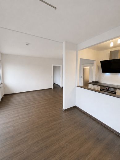 Frisch renovierte 2-Zimmer-Wohnung mit Südostbalkon & Einbauküche – Wohnzimmer / Arbeitsbereich