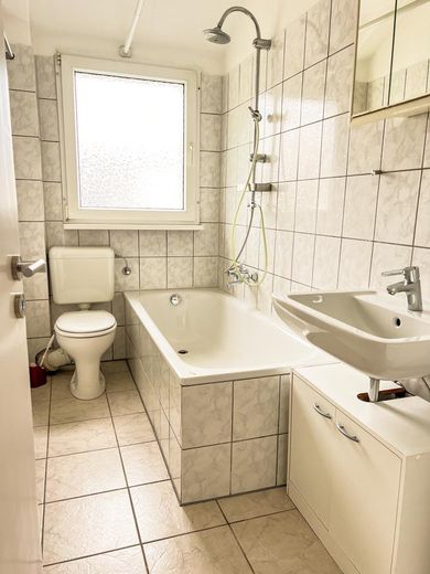 Vermietete WG-Wohnung mit offener Wohnküche (Kapitalanlage) – Bad