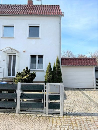 Bez prowizji! Zadbany dom w zabudowie szeregowej w dzielnicy Frohe Zukunft – Vorderansicht