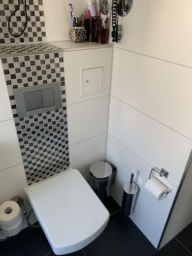 Schöne Lichtdurchflutete 4 Zimmer Wohnung – Bad