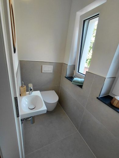 Entrate e sentitevi a casa: villetta a schiera modernizzata con finiture di pregio, giardino, terrazza e 2 garage – G- WC