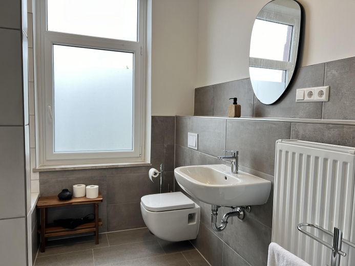 3 locali, cucina, bagno, balcone, fascino d’epoca, posto auto, Moritzberg – Tageslichtbad