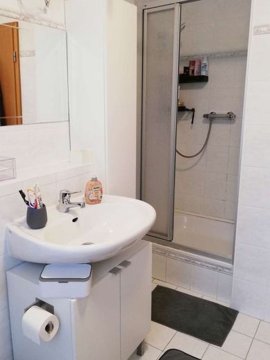 Komfortowe mieszkanie własnościowe w topowej lokalizacji w Falkensee – Dusche im Bad