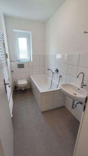 Holzstraße'de yenilenmiş, aydınlık 110 m² 4,5 odalı daire – Bad rechts