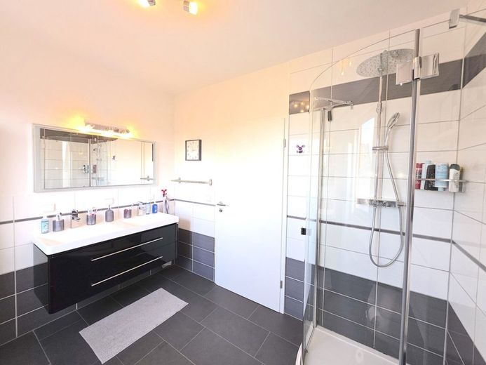++ MODERNISIERTE HOFANLAGE + SCHEUNE + STALLUNGEN + GROSSER GARTEN!! ++ – BADEZIMMER