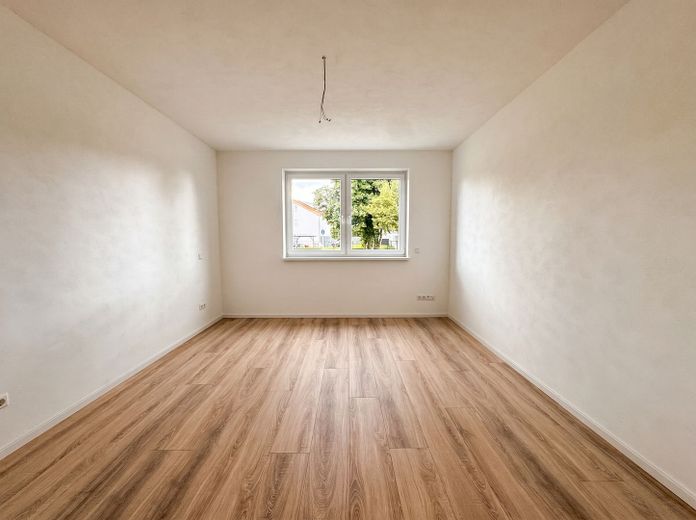 First occupancy! New, bright, barrier-free 3-room ground-floor apartment with garden in a central location in Jockgrim – Schlafzimmer 1