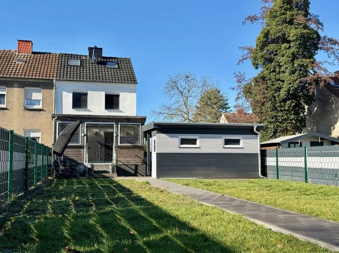 Bönen: Kernsaniertes Zechen-Eckhaus mit großem Garten und riesigem Carport! – Rückansicht