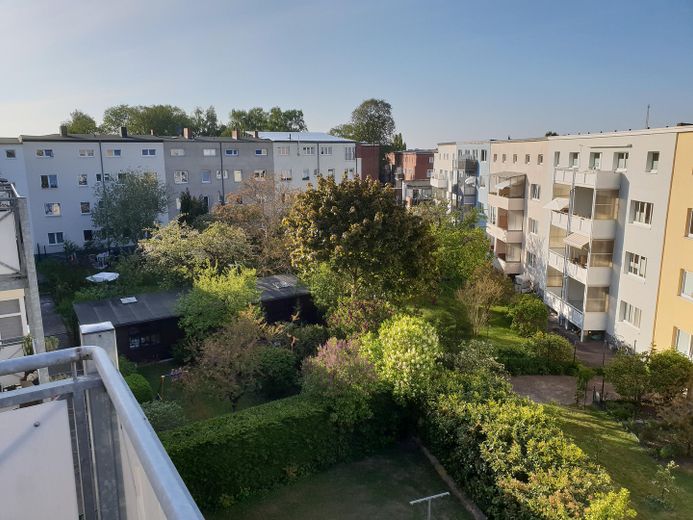 Sonnige 2-Zimmer-Dachgeschosswohnung (ohne schräge Wände) mit Balkon in Rostock – Blick vom Balkon Hofseite