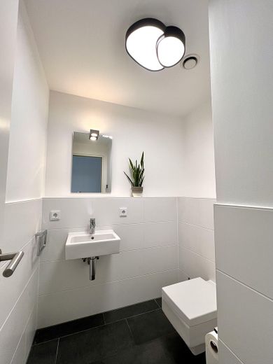 Möblierte 2-Zimmer-Wohnung in erster Reihe zum Main – Gäste WC