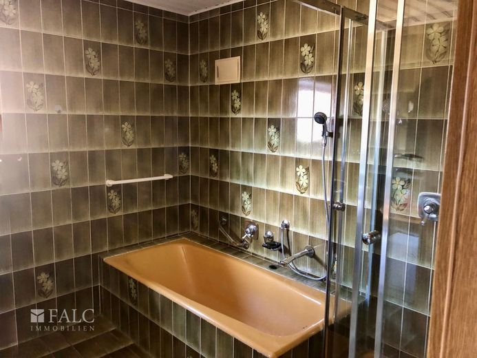 Einfach Mehr: Bungalow mit ELW. Garage, Süd-Loggia-Terrasse. Wohnreserve. Ruhige Wohnlage. Frei. – EG: Badezimmer