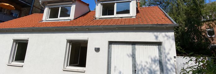 Hausansicht mit Fahhradschuppe